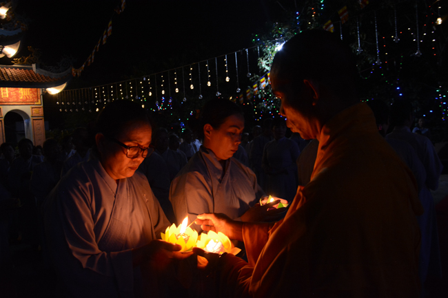 Lễ hoa đăng kỷ niệm đức Phật A-di-đà tại chùa Pháp Hiển  – Bình Thuận