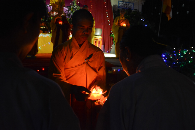 Lễ hoa đăng kỷ niệm đức Phật A-di-đà tại chùa Pháp Hiển  – Bình Thuận