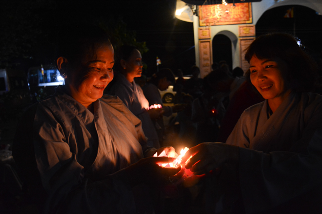 Lễ hoa đăng kỷ niệm đức Phật A-di-đà tại chùa Pháp Hiển  – Bình Thuận
