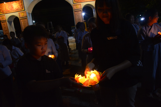 Lễ hoa đăng kỷ niệm đức Phật A-di-đà tại chùa Pháp Hiển  – Bình Thuận