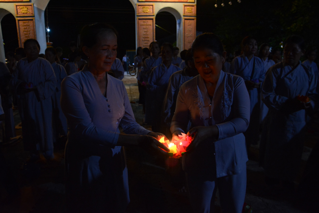 Lễ hoa đăng kỷ niệm đức Phật A-di-đà tại chùa Pháp Hiển  – Bình Thuận