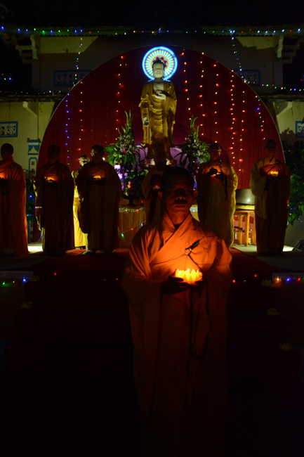 Lễ hoa đăng kỷ niệm đức Phật A-di-đà tại chùa Pháp Hiển  – Bình Thuận