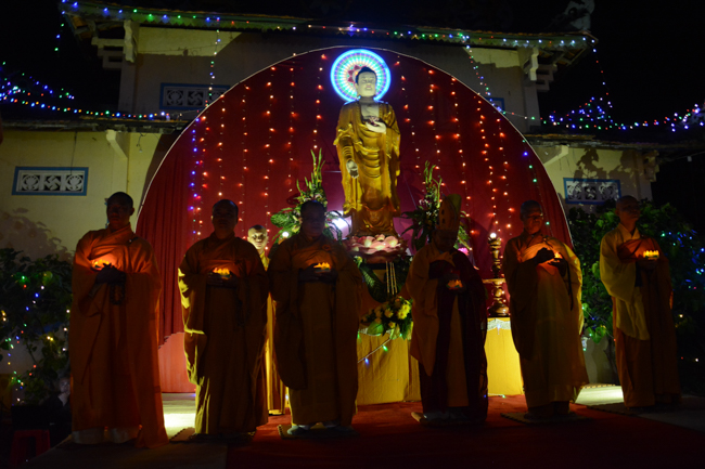 Lễ hoa đăng kỷ niệm đức Phật A-di-đà tại chùa Pháp Hiển  – Bình Thuận