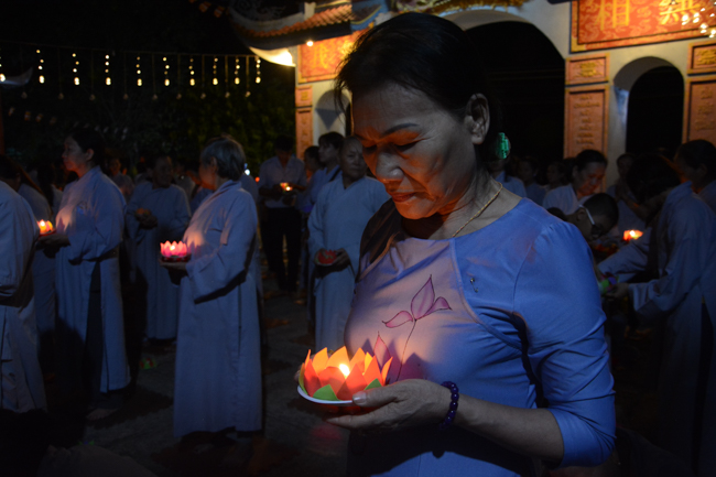 Lễ hoa đăng kỷ niệm đức Phật A-di-đà tại chùa Pháp Hiển  – Bình Thuận