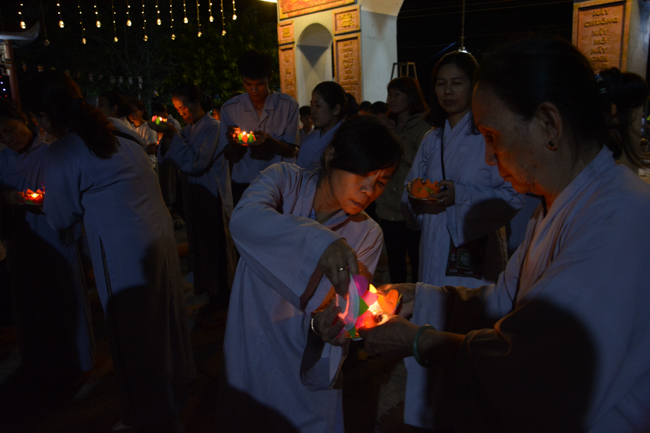 Lễ hoa đăng kỷ niệm đức Phật A-di-đà tại chùa Pháp Hiển  – Bình Thuận