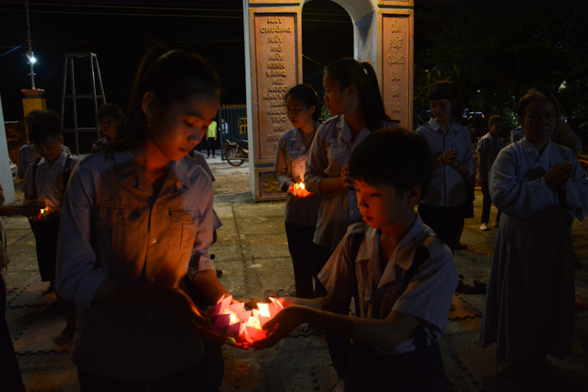Lễ hoa đăng kỷ niệm đức Phật A-di-đà tại chùa Pháp Hiển  – Bình Thuận