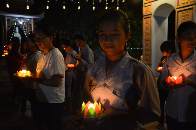 Lễ hoa đăng kỷ niệm đức Phật A-di-đà tại chùa Pháp Hiển  – Bình Thuận