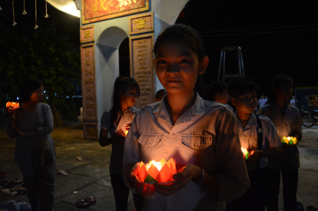 Lễ hoa đăng kỷ niệm đức Phật A-di-đà tại chùa Pháp Hiển  – Bình Thuận