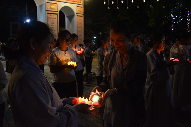 Lễ hoa đăng kỷ niệm đức Phật A-di-đà tại chùa Pháp Hiển  – Bình Thuận