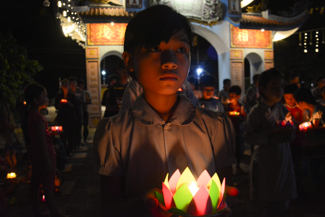 Lễ hoa đăng kỷ niệm đức Phật A-di-đà tại chùa Pháp Hiển  – Bình Thuận