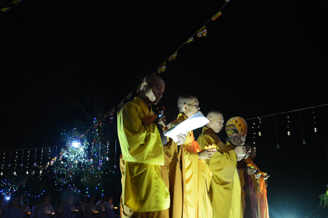 Lễ hoa đăng kỷ niệm đức Phật A-di-đà tại chùa Pháp Hiển  – Bình Thuận