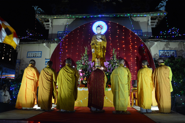 Lễ hoa đăng kỷ niệm đức Phật A-di-đà tại chùa Pháp Hiển  – Bình Thuận