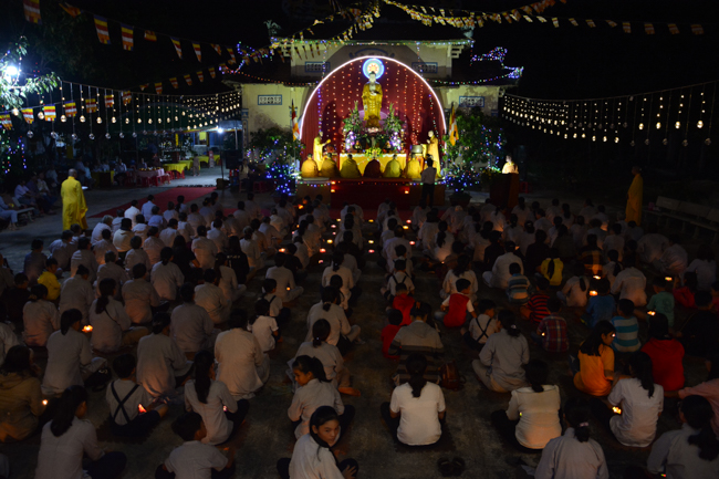 Lễ hoa đăng kỷ niệm đức Phật A-di-đà tại chùa Pháp Hiển  – Bình Thuận