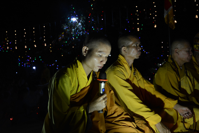 Lễ hoa đăng kỷ niệm đức Phật A-di-đà tại chùa Pháp Hiển  – Bình Thuận