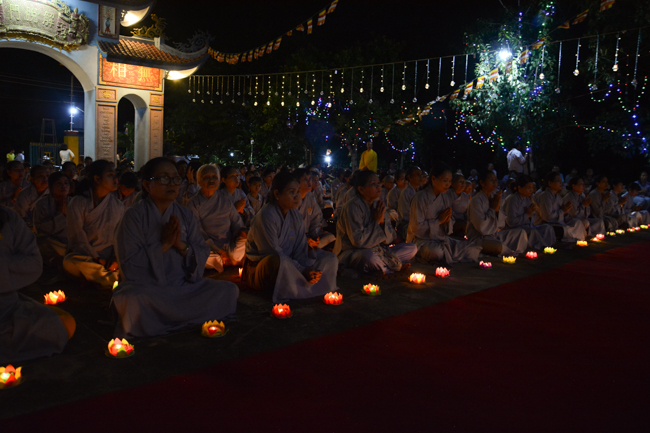 Lễ hoa đăng kỷ niệm đức Phật A-di-đà tại chùa Pháp Hiển  – Bình Thuận