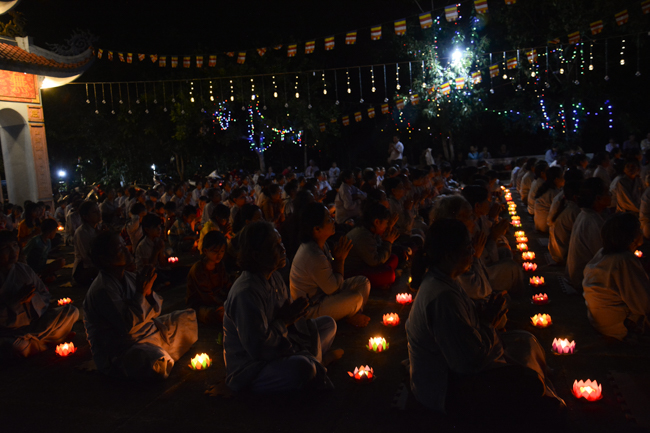 Lễ hoa đăng kỷ niệm đức Phật A-di-đà tại chùa Pháp Hiển  – Bình Thuận