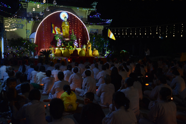 Lễ hoa đăng kỷ niệm đức Phật A-di-đà tại chùa Pháp Hiển  – Bình Thuận