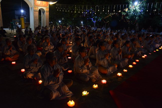 Lễ hoa đăng kỷ niệm đức Phật A-di-đà tại chùa Pháp Hiển  – Bình Thuận