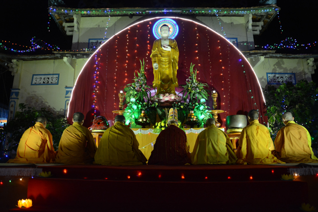 Lễ hoa đăng kỷ niệm đức Phật A-di-đà tại chùa Pháp Hiển  – Bình Thuận