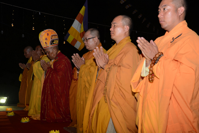 Lễ hoa đăng kỷ niệm đức Phật A-di-đà tại chùa Pháp Hiển  – Bình Thuận