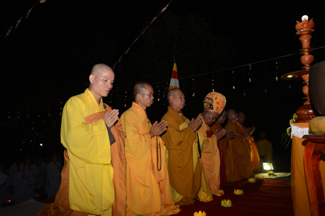 Lễ hoa đăng kỷ niệm đức Phật A-di-đà tại chùa Pháp Hiển  – Bình Thuận