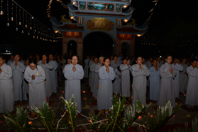 Lễ hoa đăng kỷ niệm đức Phật A-di-đà tại chùa Pháp Hiển  – Bình Thuận