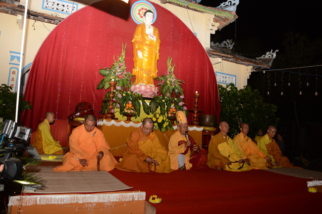 Lễ hoa đăng kỷ niệm đức Phật A-di-đà tại chùa Pháp Hiển  – Bình Thuận