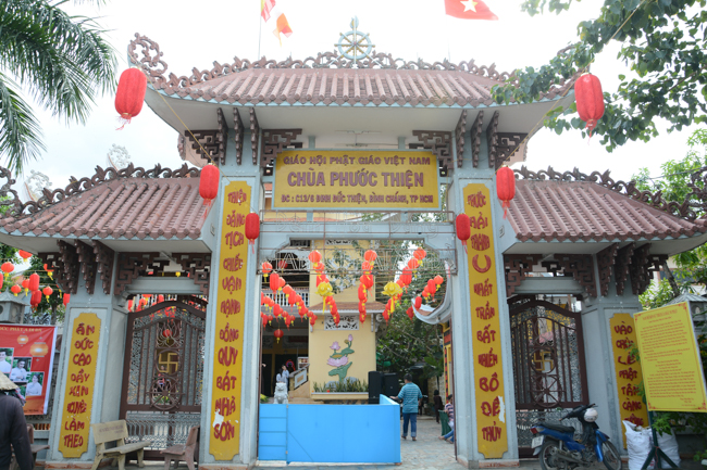 Đêm hoa đăng kỷ niệm đức Phật A-di-đà tại chùa Phước Thiện  – TP. Hồ Chí Minh