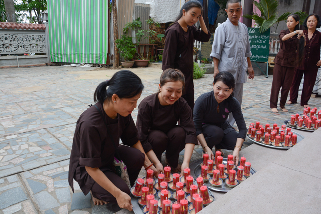 Đêm hoa đăng kỷ niệm đức Phật A-di-đà tại chùa Phước Thiện  – TP. Hồ Chí Minh