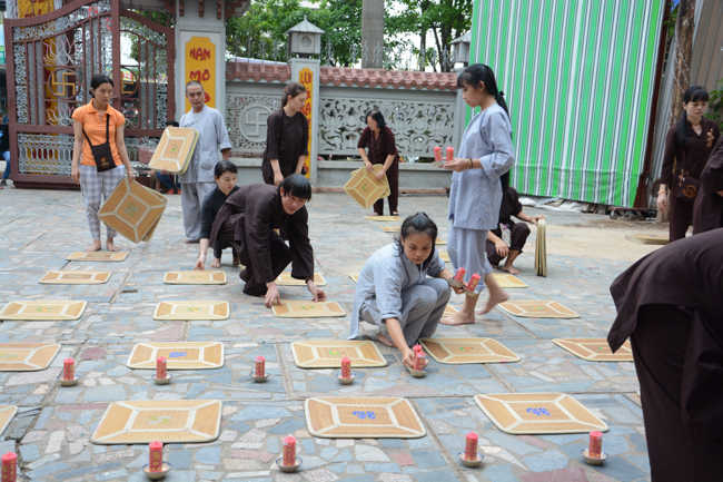 Đêm hoa đăng kỷ niệm đức Phật A-di-đà tại chùa Phước Thiện  – TP. Hồ Chí Minh