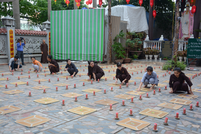 Đêm hoa đăng kỷ niệm đức Phật A-di-đà tại chùa Phước Thiện  – TP. Hồ Chí Minh