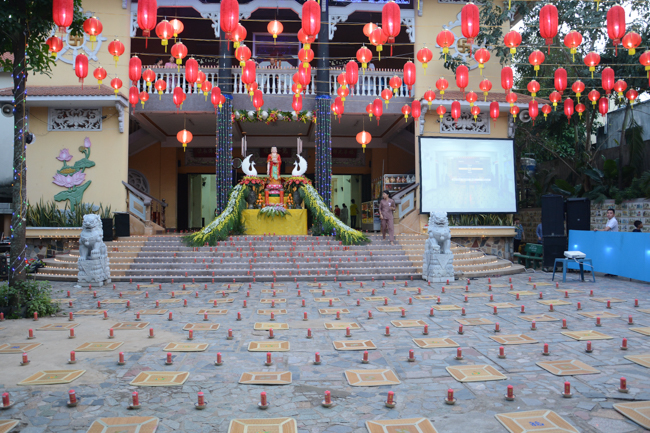 Đêm hoa đăng kỷ niệm đức Phật A-di-đà tại chùa Phước Thiện  – TP. Hồ Chí Minh