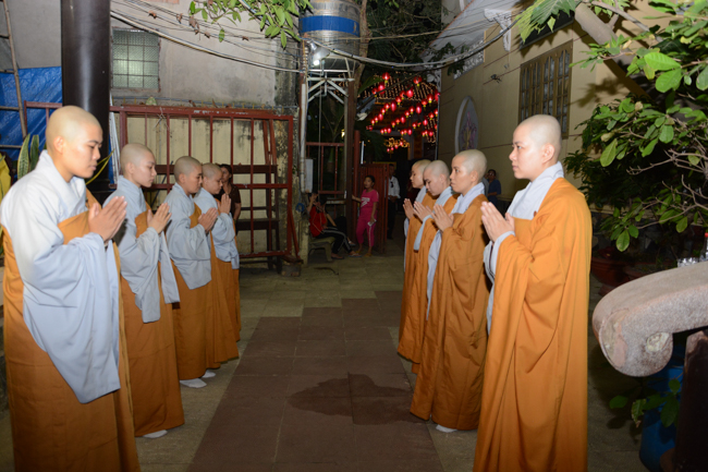 Đêm hoa đăng kỷ niệm đức Phật A-di-đà tại chùa Phước Thiện  – TP. Hồ Chí Minh