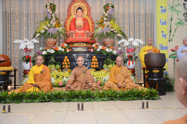 Đêm hoa đăng kỷ niệm đức Phật A-di-đà tại chùa Phước Thiện  – TP. Hồ Chí Minh