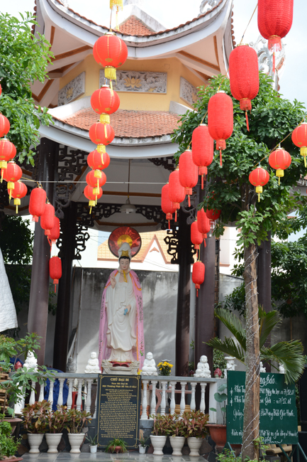 Đêm hoa đăng kỷ niệm đức Phật A-di-đà tại chùa Phước Thiện  – TP. Hồ Chí Minh