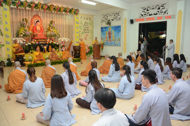 Đêm hoa đăng kỷ niệm đức Phật A-di-đà tại chùa Phước Thiện  – TP. Hồ Chí Minh