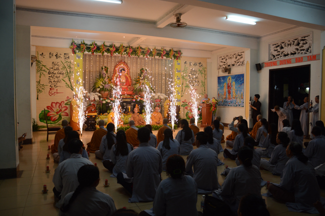 Đêm hoa đăng kỷ niệm đức Phật A-di-đà tại chùa Phước Thiện  – TP. Hồ Chí Minh