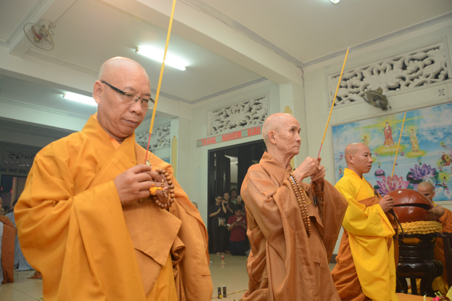 Đêm hoa đăng kỷ niệm đức Phật A-di-đà tại chùa Phước Thiện  – TP. Hồ Chí Minh