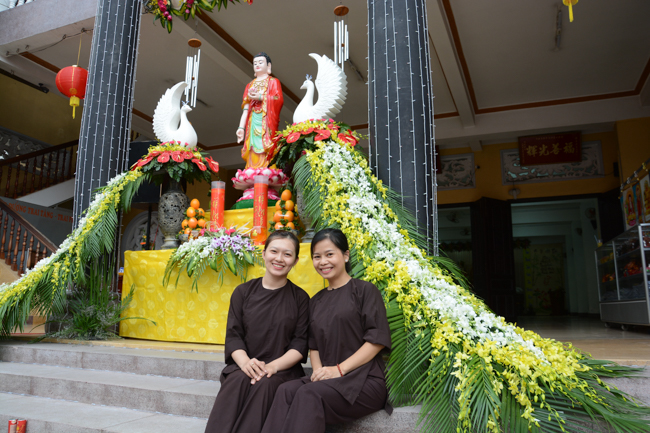 Đêm hoa đăng kỷ niệm đức Phật A-di-đà tại chùa Phước Thiện  – TP. Hồ Chí Minh