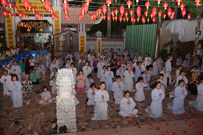 Đêm hoa đăng kỷ niệm đức Phật A-di-đà tại chùa Phước Thiện  – TP. Hồ Chí Minh