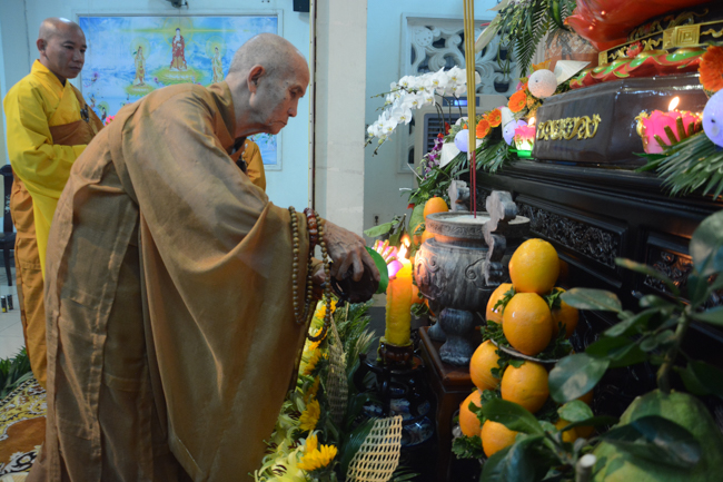 Đêm hoa đăng kỷ niệm đức Phật A-di-đà tại chùa Phước Thiện  – TP. Hồ Chí Minh