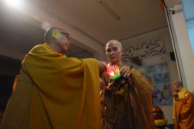 Đêm hoa đăng kỷ niệm đức Phật A-di-đà tại chùa Phước Thiện  – TP. Hồ Chí Minh