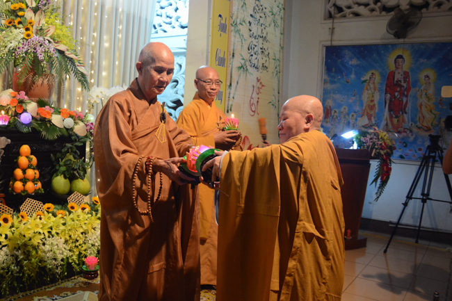 Đêm hoa đăng kỷ niệm đức Phật A-di-đà tại chùa Phước Thiện  – TP. Hồ Chí Minh