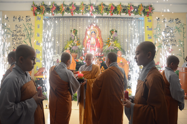 Đêm hoa đăng kỷ niệm đức Phật A-di-đà tại chùa Phước Thiện  – TP. Hồ Chí Minh