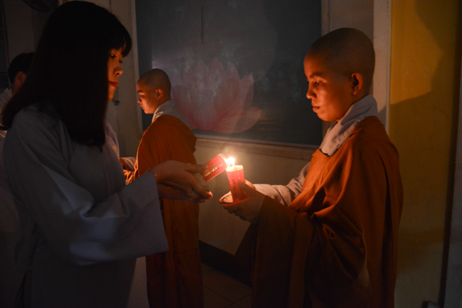 Đêm hoa đăng kỷ niệm đức Phật A-di-đà tại chùa Phước Thiện  – TP. Hồ Chí Minh