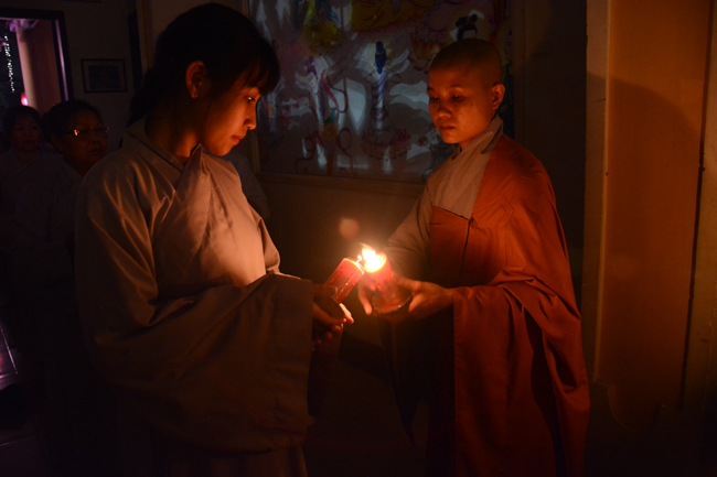 Đêm hoa đăng kỷ niệm đức Phật A-di-đà tại chùa Phước Thiện  – TP. Hồ Chí Minh