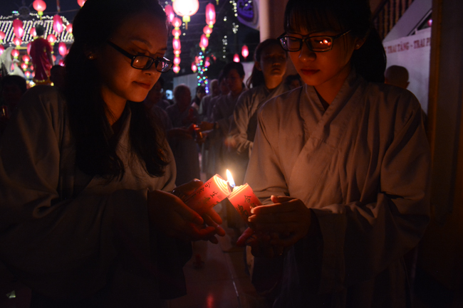 Đêm hoa đăng kỷ niệm đức Phật A-di-đà tại chùa Phước Thiện  – TP. Hồ Chí Minh