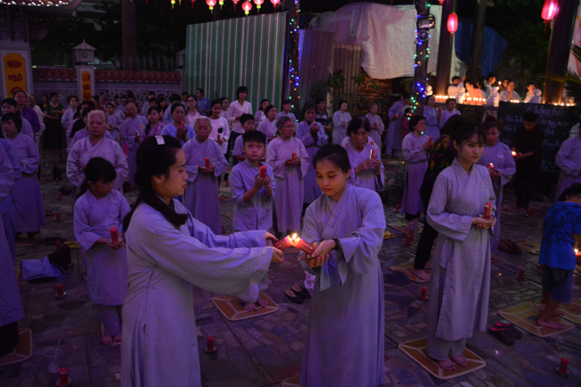 Đêm hoa đăng kỷ niệm đức Phật A-di-đà tại chùa Phước Thiện  – TP. Hồ Chí Minh