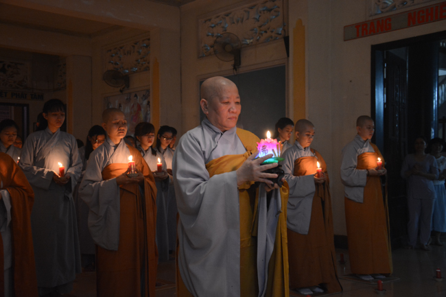 Đêm hoa đăng kỷ niệm đức Phật A-di-đà tại chùa Phước Thiện  – TP. Hồ Chí Minh