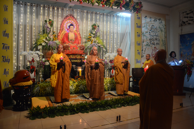 Đêm hoa đăng kỷ niệm đức Phật A-di-đà tại chùa Phước Thiện  – TP. Hồ Chí Minh